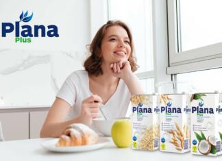 Rastlinski napitek Plana Plus je bil izbran za produkt leta 2023 Ženska sedi za mizo in zajtrkuje z mlekom Plana plus