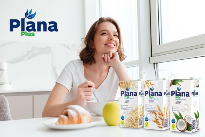 Ženska sedi za mizo in zajtrkuje z mlekom Plana plus