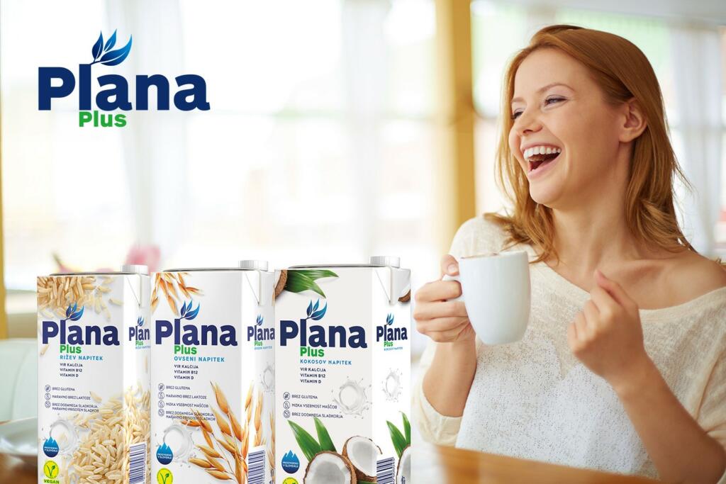 Ženska pije kavo z mlekom Plana plus