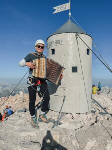 Tjaša Božič na vrhu Triglava s svojo harmoniko