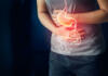 Bolečina v trebuhu: to so najpogostejši razlogi za boleč trebuh Woman touching stomach painful suffering from stomachache causes of menstruation period, gastric ulcer, appendicitis or gastrointestinal system disease. Healthcare and health insurance concept
