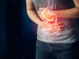 Bolečina v trebuhu: to so najpogostejši razlogi za boleč trebuh Woman touching stomach painful suffering from stomachache causes of menstruation period, gastric ulcer, appendicitis or gastrointestinal system disease. Healthcare and health insurance concept