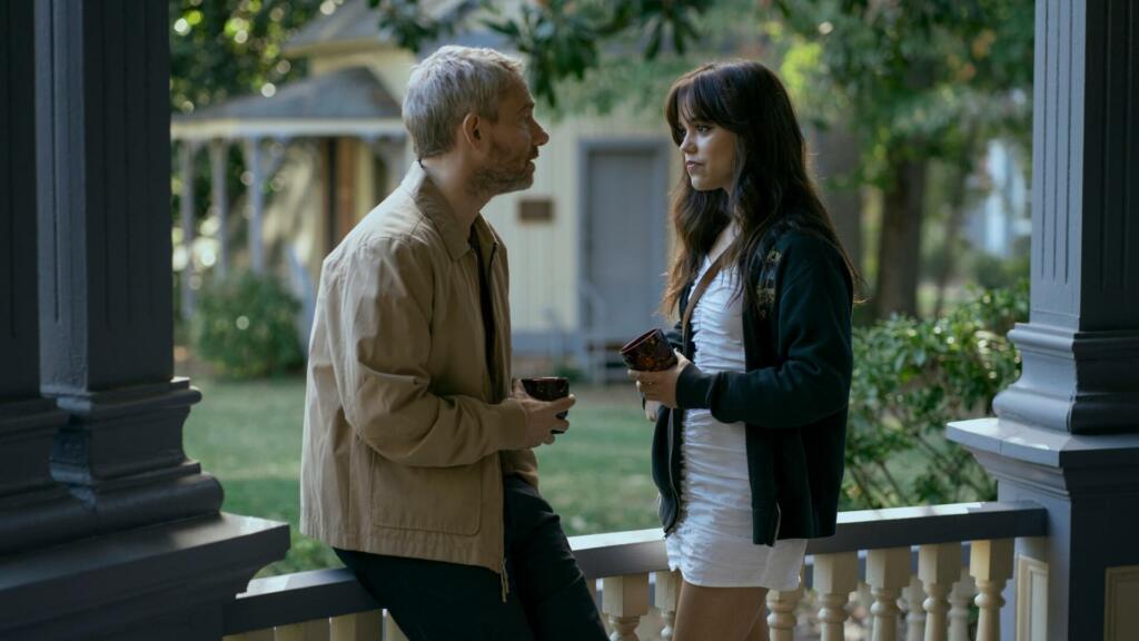 Martin Freeman in Jenna Ortega v filmu Millerjevo dekle