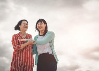 Bi posvojila svojo prijateljico? Asian mother and daughter having fun outdoor - Happy Chinese family enjoying time together outside - Happiness, love, parenthood and people lifestyle concept