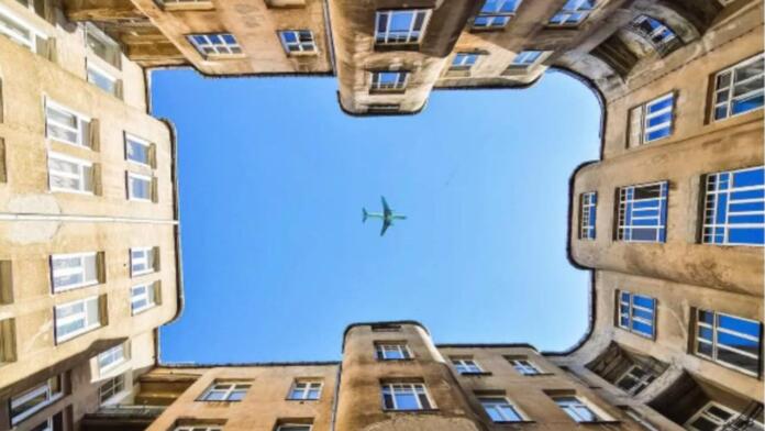 Stavba in pogled na nebo z letalom
