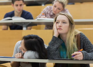 10 napak, ki jih študenti delajo med predavanjem Demotivated students sitting in a lecture hall with one girl napping in college