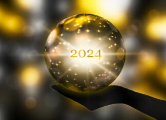 Ena od Nostradamusovih srhljivih prerokb se je za leto 2024 že uresničila! fortunetelling 2024 with a golden crystal ball in a hand, festive atmosphere for happy new year party or award ceremony or other holiday celebrations, 3d illustration