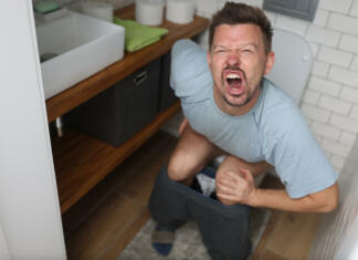 Osem razlogov, zaradi katerih vas lahko srbi anus Man suffering from hemorrhoids screams on toilet in toilet. Internal hemorrhoids causes symptoms and treatment