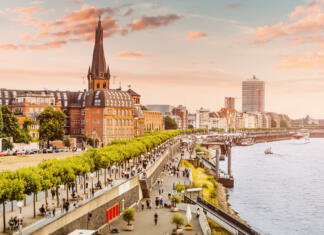 Top 10 Düsseldorf – najboljše atrakcije in znamenitosti Sunset view of Dusseldorf city old town or Altstadt. Promenade on the banks of Rhine river. Travel and visit attractions in Germany. Popular city, center of Rheinland and Westphalia