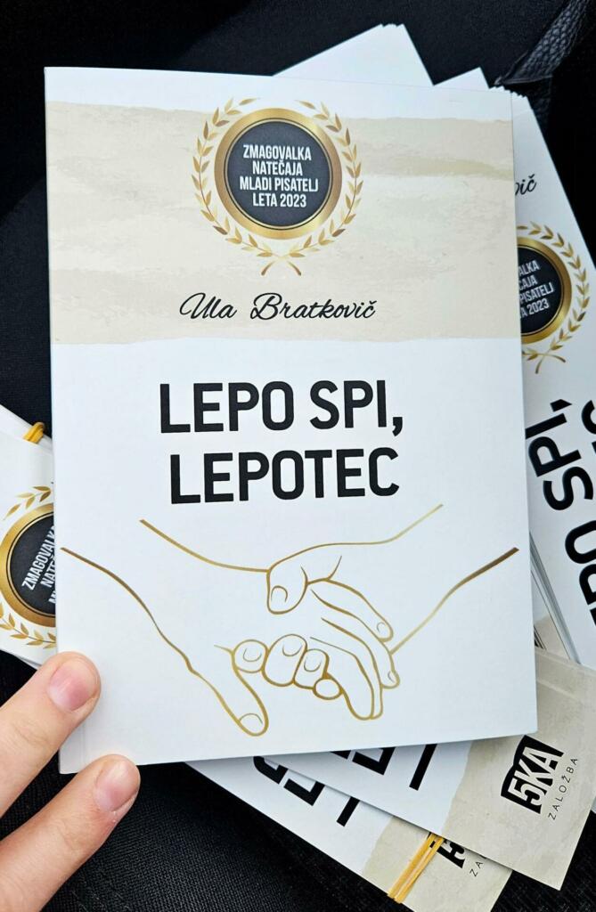 Ula Bratkovič s knjigo Lepo spi, lepotec zmagovalka natečaja Mladi pisatelj leta