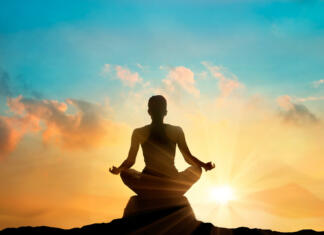 Zakaj vse več ljudi roma k našim sosedom? women meditating pastel on high mountain in sunset background