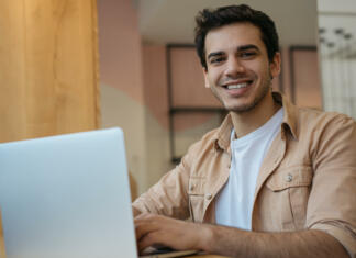 Študijska praksa – priložnost za prve izkušnje Young asian student studying, e-learning , online education concept. Portrait of handsome Indian businessman using laptop computer, working at home. Copywriter typing on keyboard, looking at camera