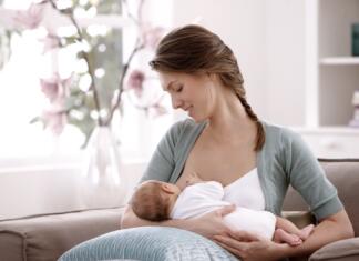 O materinstvu s Klavdijo Slapar: “Za mnoge mlade mamice je dojenje lahko polno izzivov” dojiti