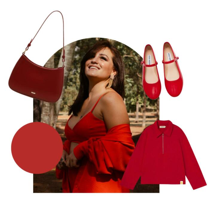Ženska v rdeči obleki in spredaj rdeča torbica in rdeči čevlji