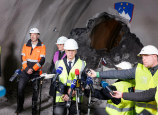 Retrospektiva: Začetek gradnje preboja Karavank Fotografija predsednika vlade Roberta Goloba ob slavnostnem preboju vzhodne cevi Karavank