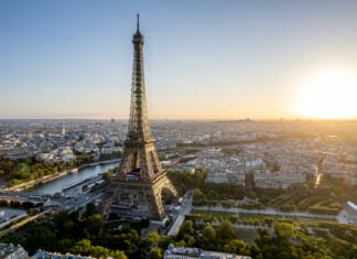 Na današnji dan: Otvoritev Eifflovega stolpa Aerial view of Paris, France, overlooking the famous Eiffel Tower, sunrise in the background.