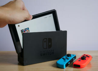 7 razlogov za nakup te igralne konzole Bangkok, Thailand - June 25, 2017 : Nintendo Switch, the video game console on wooden table.