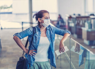 Tako bizarnega razloga, da letalo ni vzletelo, pa še ne COVID-19 worldwide borders closures.Traveler with face mask stuck in airport terminal after being denied entry to other countries. Passenger stranded in airport on his travel back to home country.