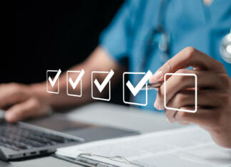 Povej naprej! V ZD Murska Sobota možnost brezplačne zaščite. Doctor fills out the medical survey paperwork and checking mark on checkboxes.