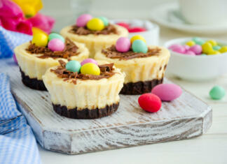 3 sladice, popolne za velikonočno kosilo Easter mini brownie cheesecake Bird's Nest with chocolate and candy eggs. Easter dessert. Funny food idea for children. Horizontal orientation. Selective focus. Close up.