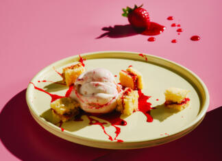 11 neverjetnih dejstev o sladoledu jagodni sladoled z biskvitom na krožniku