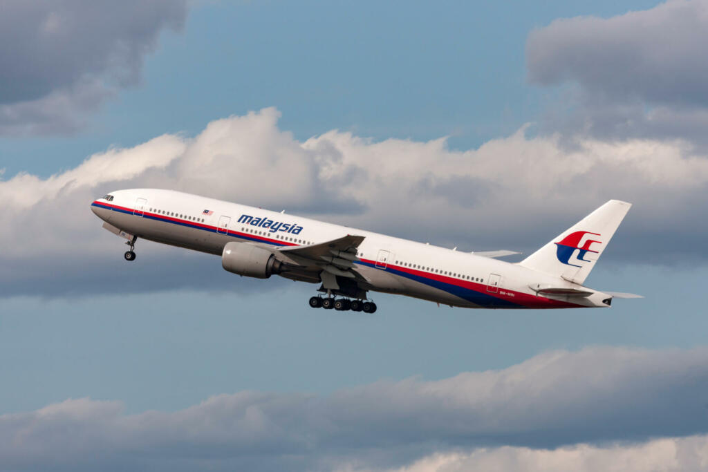 Melbourne, Australia - September 26, 2011: Malaysia Airlines Boeing 777-2H6/ER 9M-MRI departing Melbourne International Airport.