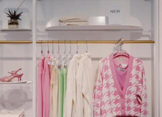 Trajnost v modni industriji: izzivi in prioritete potrošnikov Obleke na obešalnikih