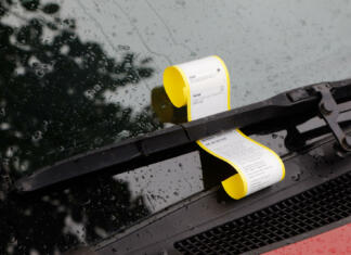 Nevsakdanji hobi! Mladenič piše kazni za nezakonito parkiranje Norwegian parking ticket attached to the windscreen wiper on a car displays information about location and cause.