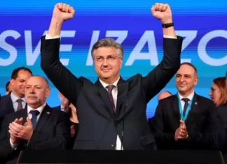 Komentar: Parlamentarne volitve na Hrvaškem Fotografija hrvaškega premierja Andreja Plenkovića ob zmagi na letošnjih parlamentarnih volitvah