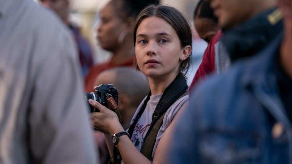 Cailee Spaeny v filmu Državljanska vojna kot mlada in naivna fotografinja