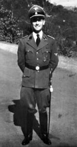 Fotografija Ericha Priebkeja v paradni uniformi.