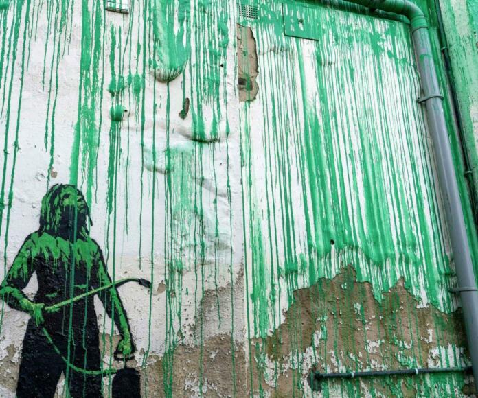 Figura Banksyjevega grafita na stavbi v okolici parka Finsbury v Londonu