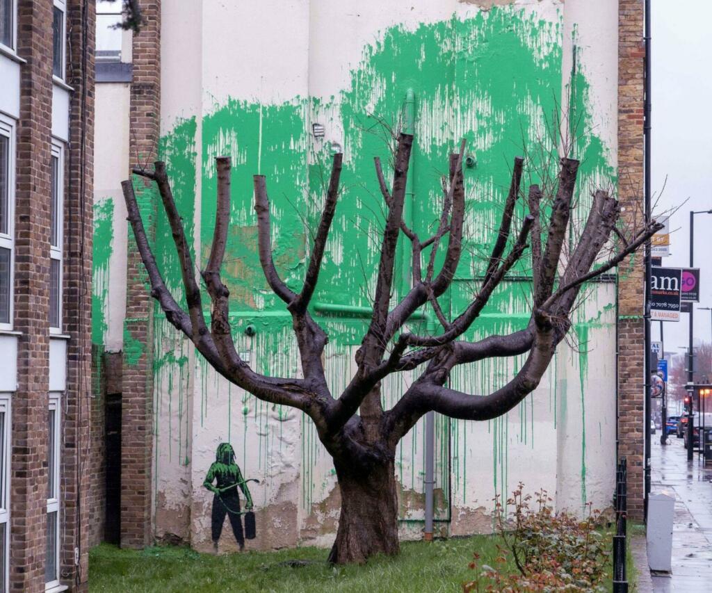 Fotografija Banksyjevega grafita na stavbi v okolici parka Finsbury v Londonu