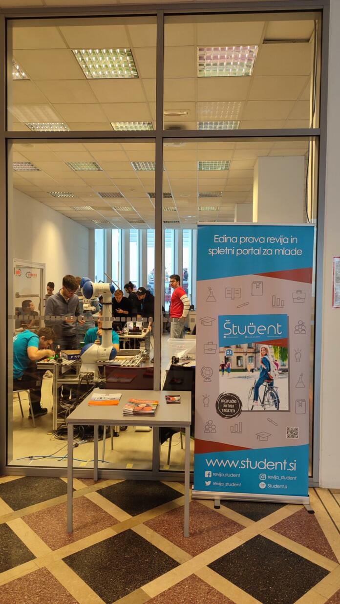 Pingvin Revija Študent na dogodku DIR