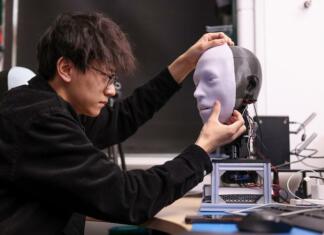 Raziskovalci razkrili robota z zastrašujočo nalogo (VIDEO) Ustvarjanje robota, ki uspešno posnema človeško obrazno mimiko