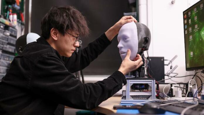 Ustvarjanje robota, ki uspešno posnema človeško obrazno mimiko