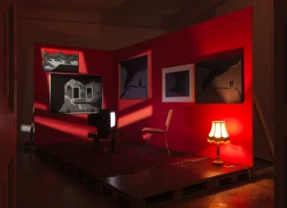 Jerajeva temačna razstava: Z visokim korakom prestopim okensko polico Zmago Jeraj, Z visokim korakom prestopim okensko polico. Postavitev razstave, MGLC Grad Tivoli, Ljubljana 2024.