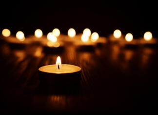 Zaradi umora so zadržali sošolce Burning candle over black background