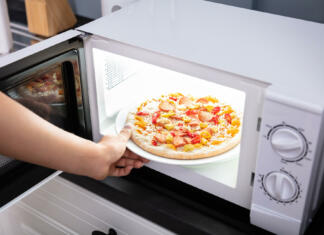 Pica v mikrovalovki? Recept, ko nimaš časa Recept za pico v mikrovalovki