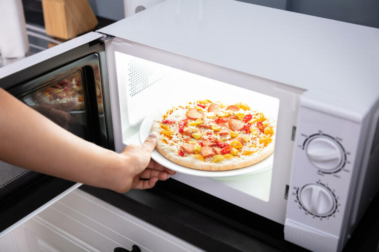 Pica v mikrovalovki? Recept, ko nimaš časa