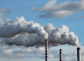 Hinavstvo svetovnega gospodarstva? V revnih državah to počno na veliko detail of white smoke polluted sky