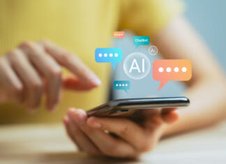 4 najboljše aplikacije za zapiske Hand using smartphone and chatting with chatbot application, shows message speech bubbles digital screen of social media notifications. Ai (Artificial Intelligence) technology concept.