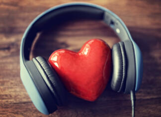 Romantične pesmi, ki ne bodo pozabljene Headphones and heart concept for love listening to music