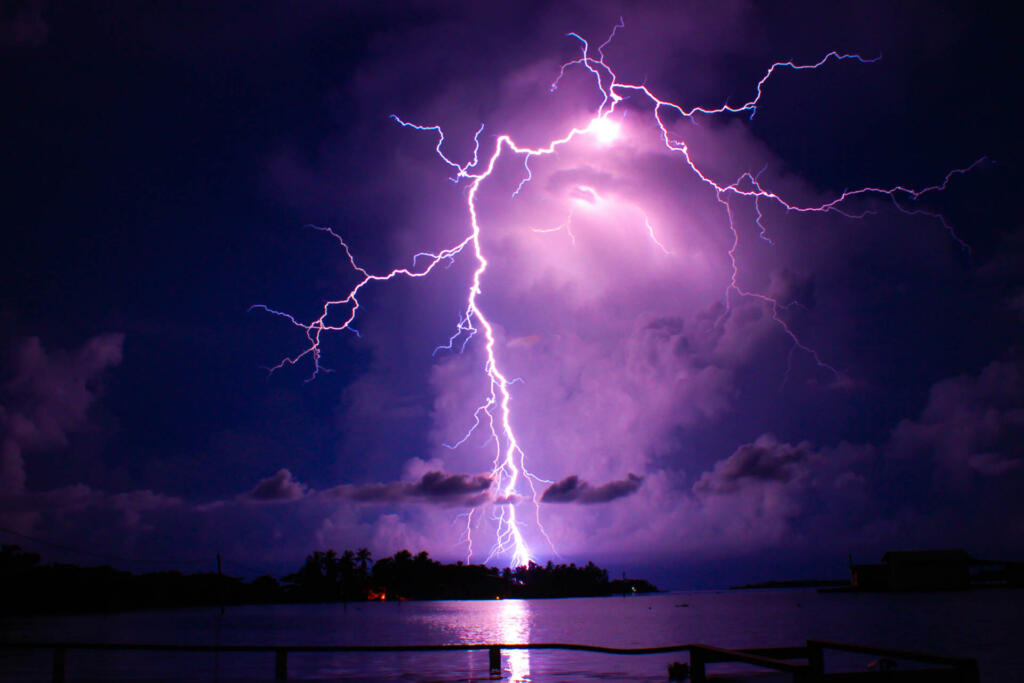 I achieved it! After more than 400 shots trying to get a picture (seriously) and two nights of sleeplessness, the lightning shone before the eyes of the entire travel group, I tell you a little about this photo: We were on a platform delighting us with so much activity in the skies, that day we were super exhausted, we had distributed during the day more than 280 kilos of help to the people of the town of Ologa with @ManosalaObraPorVenezuela, mounted on a palafito boat by palafito before the inclement Zulian sun, we had a conversation that night with @alanhighton about how he had seen that on many occasions lightning bolts connected spiritually with people, in the middle of that conversation the most incredible ray that our eyes saw during the nights we were in Ologa fell and my camera caught it at the time perfect, when reviewing the shots and seeing this picture the joy did not fit in our chest, the celebration was throughout the night, the best guide from Catatumbo @alanhighton I do not hesitate to tell us: "I SAID THEM, lightning connects with people and rewarded them for so many blessings they have brought to the townspeople," according to Alan this capture falls into his top 10 of the Best photos that have been captured of the Catatumbo lightning during the 25 years he has been visiting this place, can you ask anything else to life? This photo becomes the favorite of my gallery, I appreciate having agreed with my friend the Australíano @Roligion who taught me during my first day in Ologa to take night photos and calibrate the camera perfectly despite the walls in the languages, it was a Total ignorant in night shots, if it had not been for him I would not have caught a single lightning, it will serve me too much in my next trips, that it is God illuminating our lives and that in the middle of the routes through our country remains our light, hope , lighthouse and guide, as these lightning bolts were for navigators of the past, good vibes!