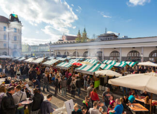 Velika nevarnost mest, ki jo vodilni spregledajo Ljubljana, Slovenia - April 10: People enjoing outdoor street food festival of Pivo and burger, Beer and Burger event, on April 10th, 2016 in Ljubljana, Slovenia.