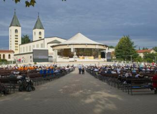 Medžugorje – so bila prikazovanja resnična? Medugorje, Bosnia and Herzegovina - Sep 20, 2023: Site of Catholic pilgrimage due to Our Lady of Medjugorje. Apparitions of the Virgin Mary mother of Jesus. Sunny summer day. Selective focus