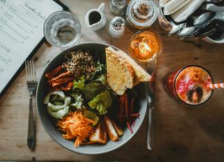 5 idej za vegansko kosilo Organic salad bowl served in cafe with fresh smoothie