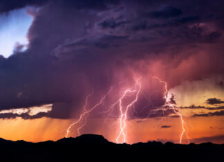 Čudeži na nebu: 10 najlepših nebesnih pojavov Powerful lightning bolts strike from a sunset thunderstorm in the Arizona desert.