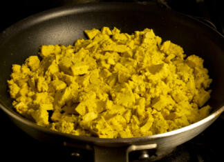 5 idej za veganski zajtrk Vegan eggs in fry pan on gas stove