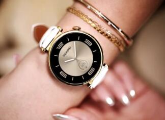 Iščeš popolno darilo zanjo? pametna ura huawei watch gt 4 na ženski roki